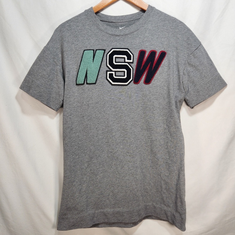 Nike Sportswear NSW Text Chenille Patch Logo Carbon Heather Grey Shirt Sz Medium